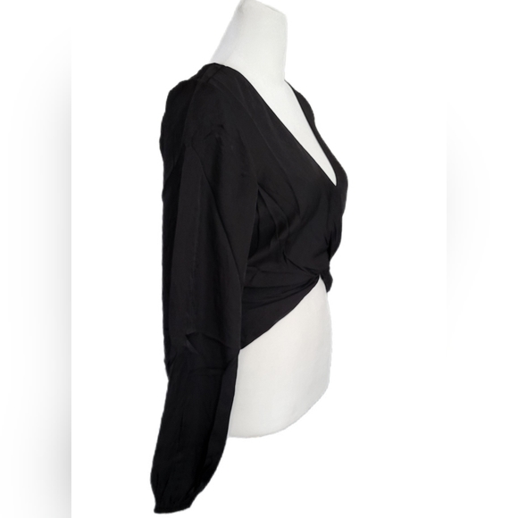 NWT MinkPink Harper Twist Blouse in black, Sz Small, cropped, long sleeve v-neck - Picture 12 of 12